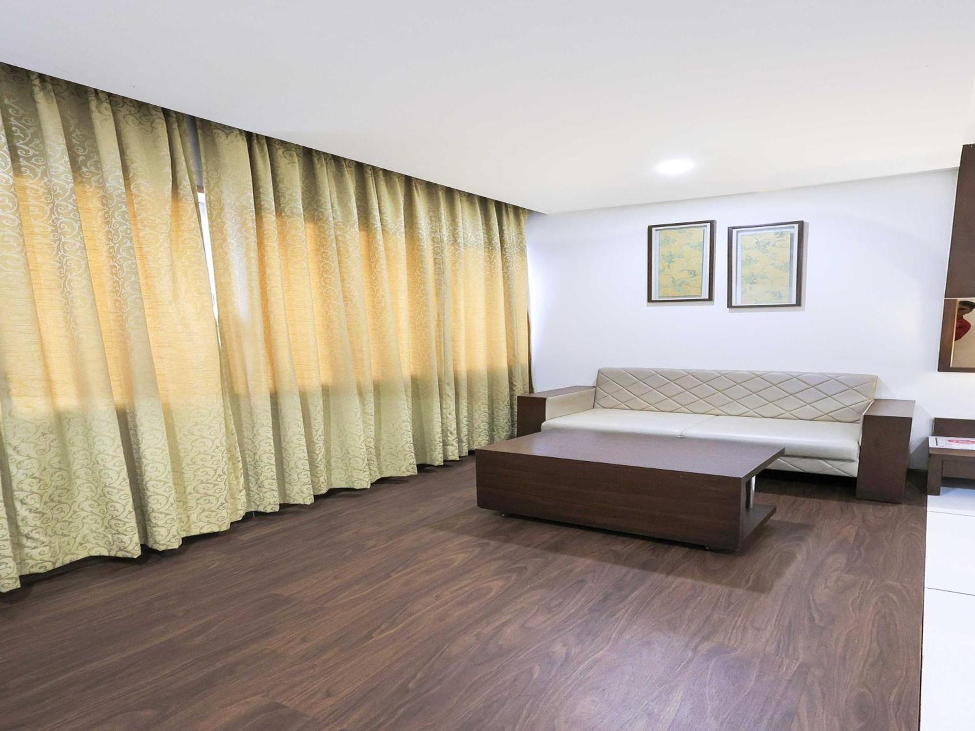 Palette Hotel Surya Vadodara Kültér fotó