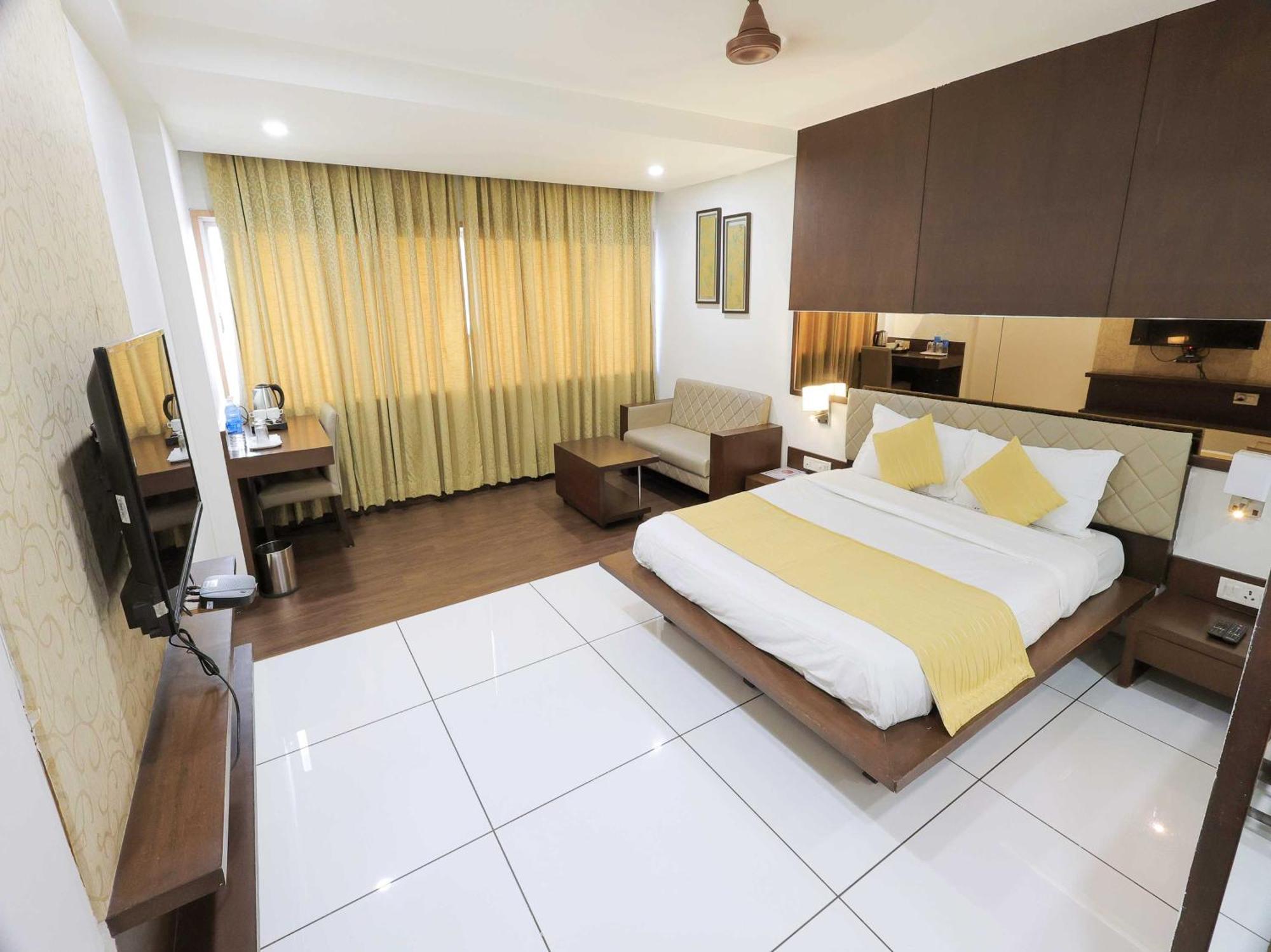 Palette Hotel Surya Vadodara Kültér fotó