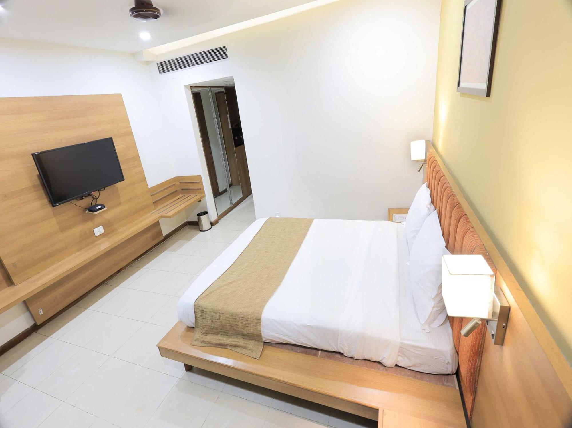 Palette Hotel Surya Vadodara Kültér fotó